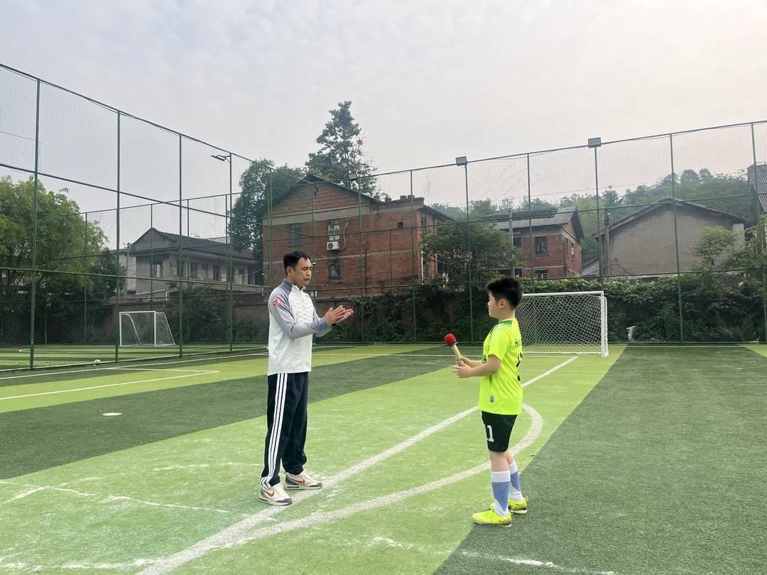 BOB半岛官网-川超自贡球员现身塘坎上小学足球决赛 寄语学子：“享受比赛，勇敢踢球！”